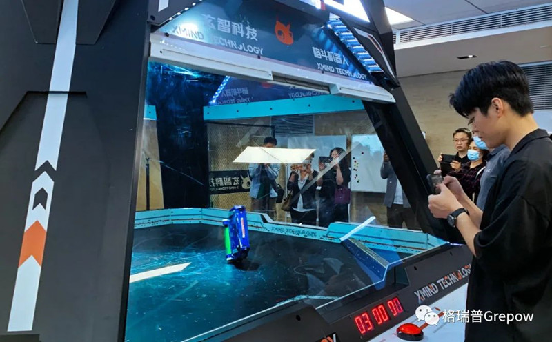 玄智科技同事在新辦公場所，展示了輕量級(jí)格斗機(jī)器人表演